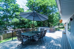 Outdoor dining - Marina Hillside Lakefront Retreat (Thompson)