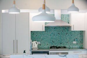 Micro-ondes, lave-vaisselle, grille-pain