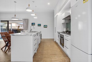 Microondas, lavavajillas, tostadora y utensilios de cocina