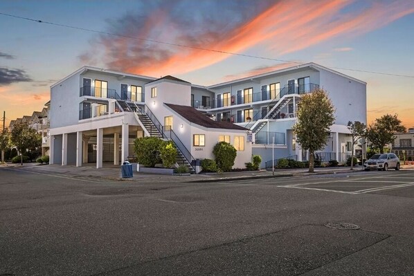 Exterior - Cozy Condo one block from the famous Wildwood boardwalk and beach! (Wildwood)