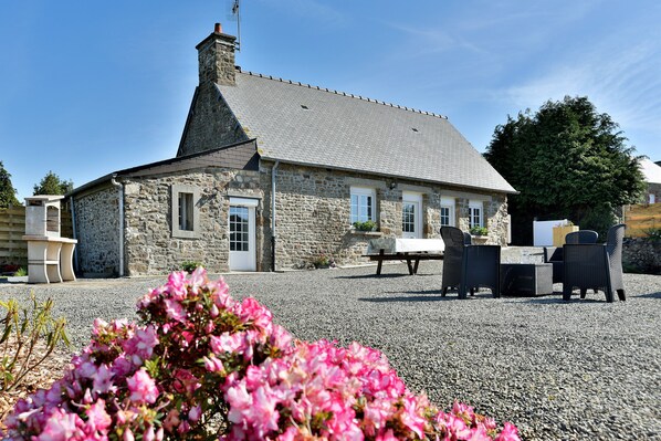Outdoor dining - Charmante Maison de Campagne au Calme au Coeur de la Baie du Mont-saint-michel (Saint-Marcan)
