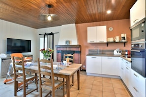 Fridge, microwave, oven, stovetop - Charmante Maison de Campagne au Calme au Coeur de la Baie du Mont-saint-michel (Saint-Marcan)