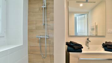 Shower, hair dryer, towels