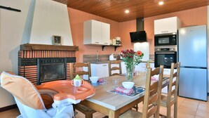 Une cuisine moderne avec des meubles en bois, un four encastré, un four à micro-ondes et un réfrigérateur.