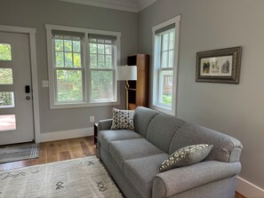 Smart TV - Lovely backyard cottage with easy access to metro, shops, dining! (Arlington)