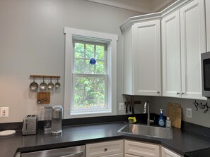 Fridge, microwave, oven, stovetop - Lovely backyard cottage with easy access to metro, shops, dining! (Arlington)