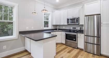 Lovely backyard cottage with easy access to metro, shops, dining!