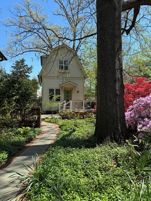 Exterior - Lovely backyard cottage with easy access to metro, shops, dining! (Arlington)