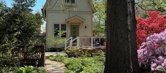 Lovely backyard cottage with easy access to metro, shops, dining!