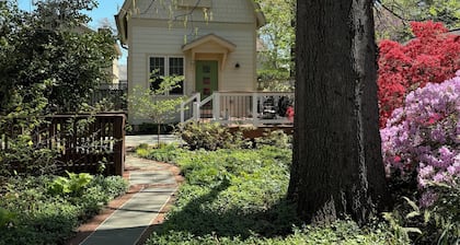 Lovely backyard cottage with easy access to metro, shops, dining!