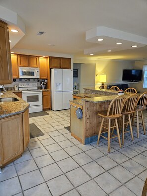 Private kitchen - Turner Inn 2
Spacious bayside 7 bedroom, 4.5 bathroom home in Surf City. (Surf City)