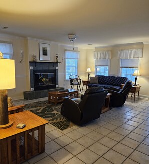 Living area - Turner Inn 2
Spacious bayside 7 bedroom, 4.5 bathroom home in Surf City. (Surf City)