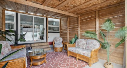Downtown Gem Sleeps 8!