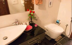 Dusj, hårføner, håndklær og såpe