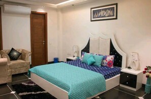 3 bedrooms, iron/ironing board, WiFi, bed sheets - The place is very much pleasing , adorable and comfortable . Also amazing decor  (Delhi)