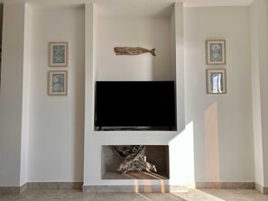 Una televisión de pantalla plana