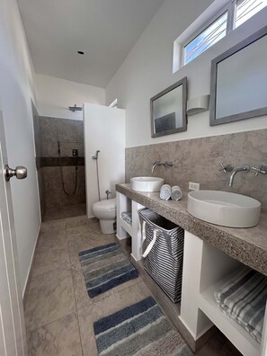 Toalettartikler (inkludert) og hårføner