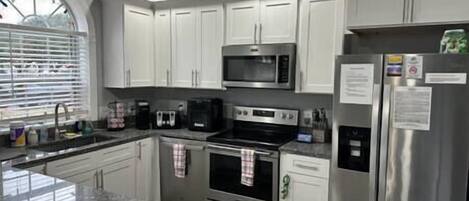 Jääkaappi, mikroaaltouuni, uuni, liesi