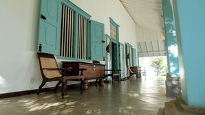 Un pasillo con varios muebles de madera y techo blanco.