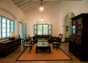 32 インチの薄型テレビ (ケーブル放送視聴可)