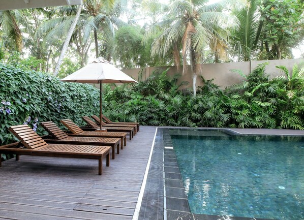 Outdoor pool, open 7:00 AM to 8:00 PM, pool umbrellas, sun loungers - Kathaluwa Grand Manor (Koggala)