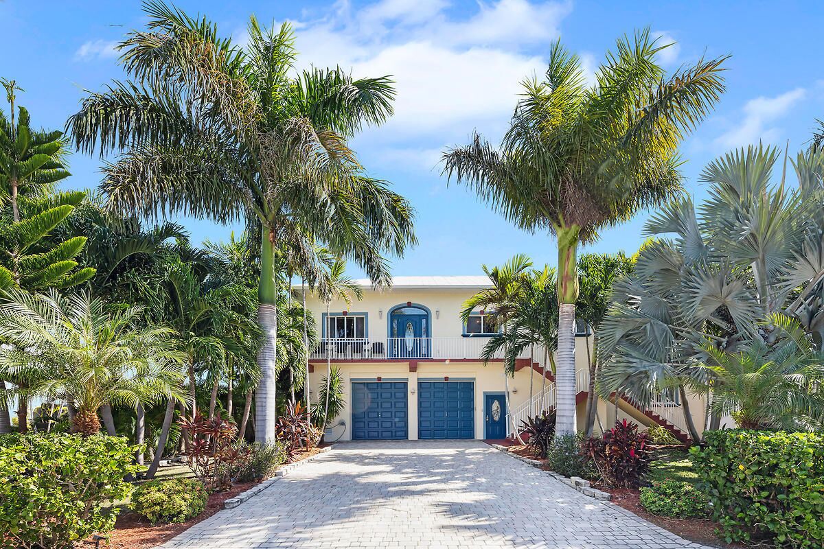 5/3 pool home in Coco Plum with plenty of dock
