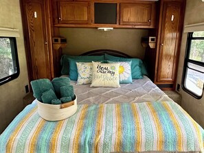 1 bedroom, bed sheets - Cozy Travel Trailer and Up River Get Away. Hike, Fish, Float, Relax! (Kingston)
