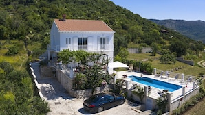 A two-story house with a swimming pool, surrounded by greenery and hills. - Villa Oliva Beautiful Magnificent View, Pool, Newly Built, Close to the Beach (Zaton)