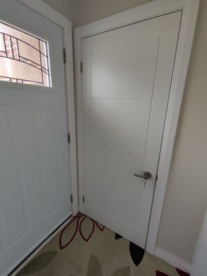 Interior - Sunny New Reno Basement Apartment 1Br+Bath+Kith+Ldry All Privacy (Oakville)