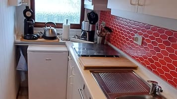 Kühlschrank, Herdplatte, Wasserkocher mit Kaffee-/Teezubehör