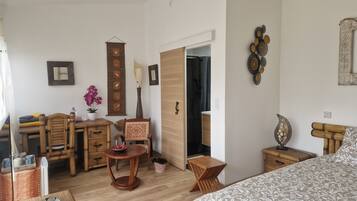 1 bedroom, desk, WiFi, bed sheets