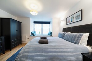 2 slaapkamers, een strijkplank/strijkijzer, reisbedje, wifi