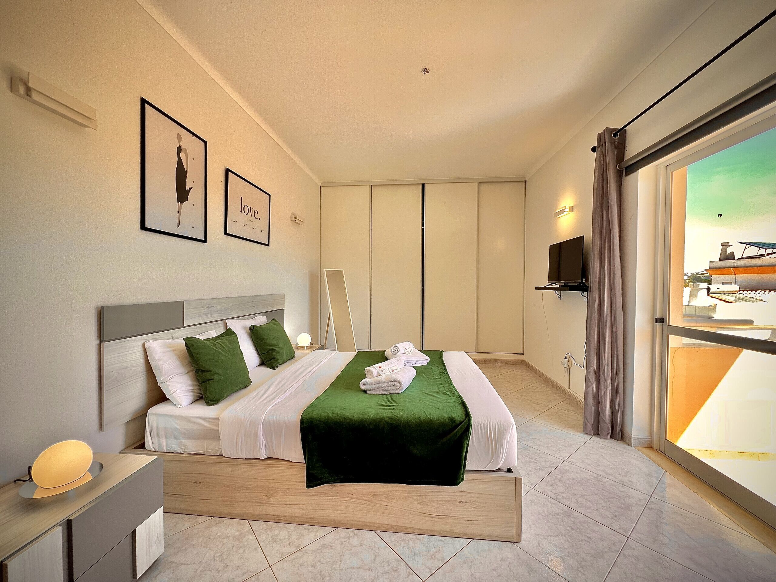 2 slaapkamers, een strijkplank/strijkijzer, gratis wifi