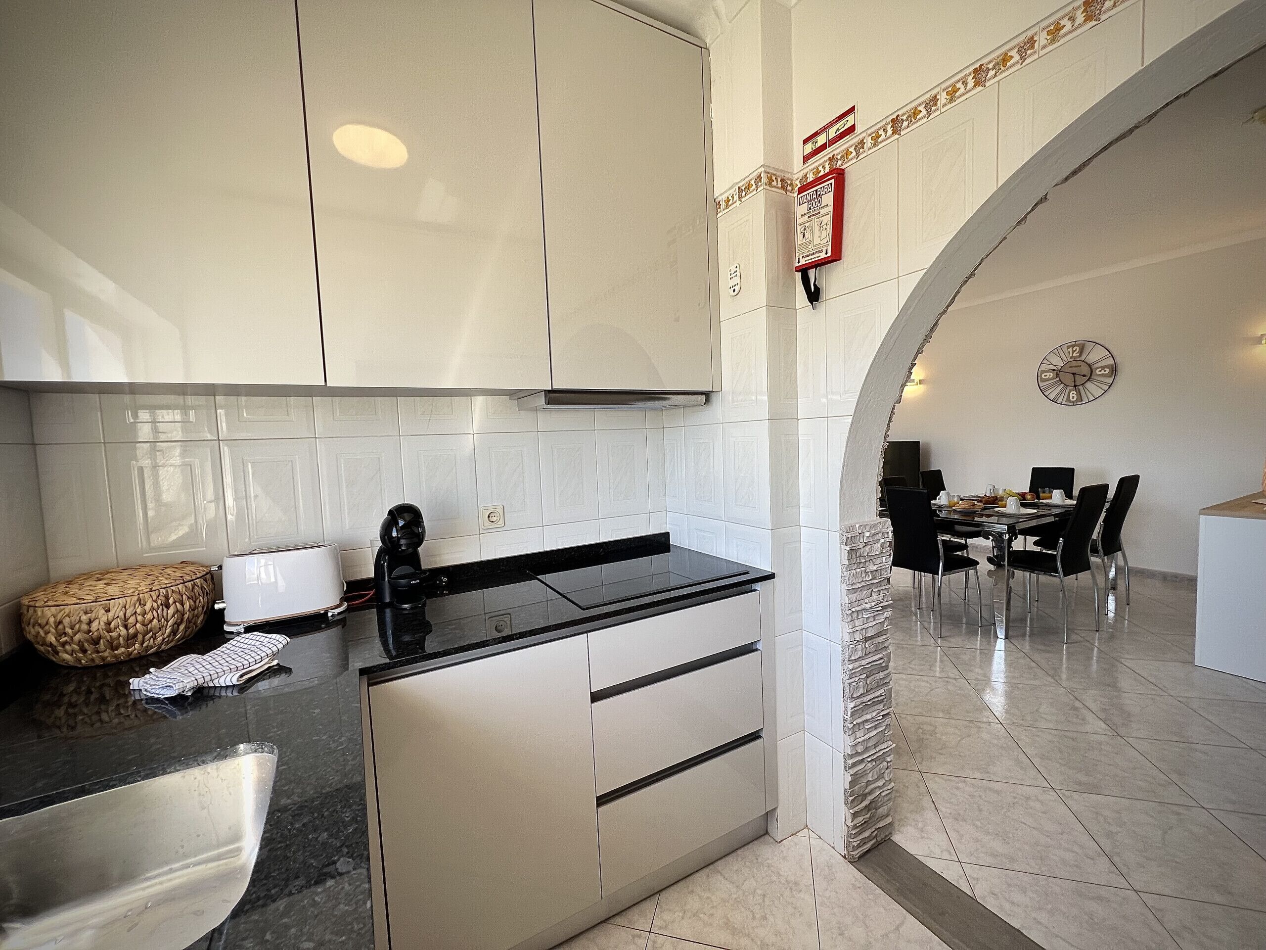 Jääkaappi, mikroaaltouuni, uuni, astianpesukone