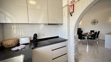 Jääkaappi, mikroaaltouuni, uuni, astianpesukone