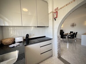 Jääkaappi, mikroaaltouuni, uuni, astianpesukone