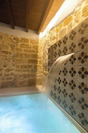 Indoor pool, pool loungers - Sette Fate Suites and Spa (Palermo)