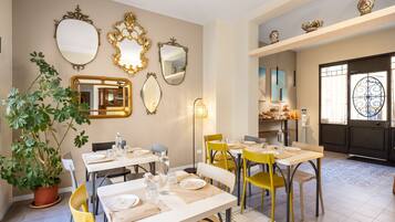 Café da manhã com buffet grátis todos os dias