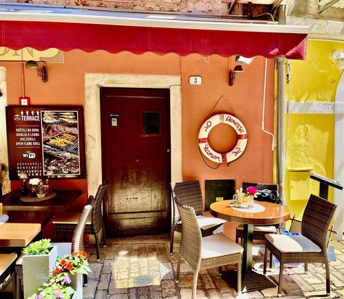 JOLLI One-Bedroom Apartment