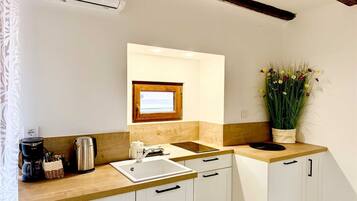 Réfrigérateur, four, plaque de cuisson, cafetière/bouilloire