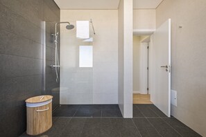 Shower, hair dryer, towels - Casa da Oliveira I by Madeira Sun Travel (Caniço)