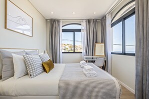2 habitaciones, tabla de planchar con plancha y cuna de viaje 