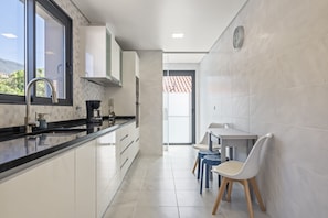 Frigorifero, microonde, forno, piano cottura