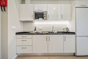 Fridge, microwave, coffee/tea maker, electric kettle - Casa da Oliveira II by Madeira Sun Travel (Caniço)