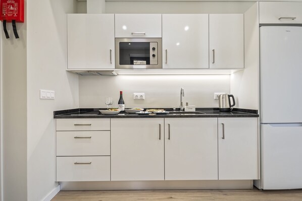 Fridge, microwave, stovetop, coffee/tea maker