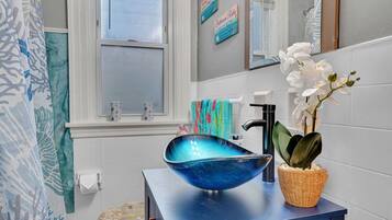 Chuveiro, secador de cabelo, toalhas de banho, sabonete