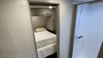 Serviettes fournies, papier toilette