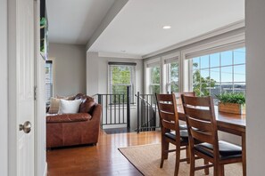 Interior - DECEMBER-JANUARY Special. Stay 4 Nights for the Price of 3 (Portland)