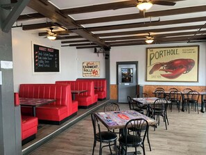 Dining - Old Port Walk & Casco Bay View w/ 4 Bdrms, 2 Baths, Ping Pong, Arcade (Portland)