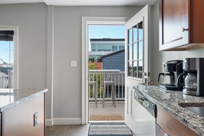 Fridge, oven, stovetop, dishwasher - DECEMBER-JANUARY Special. Stay 4 Nights for the Price of 3 (Portland)